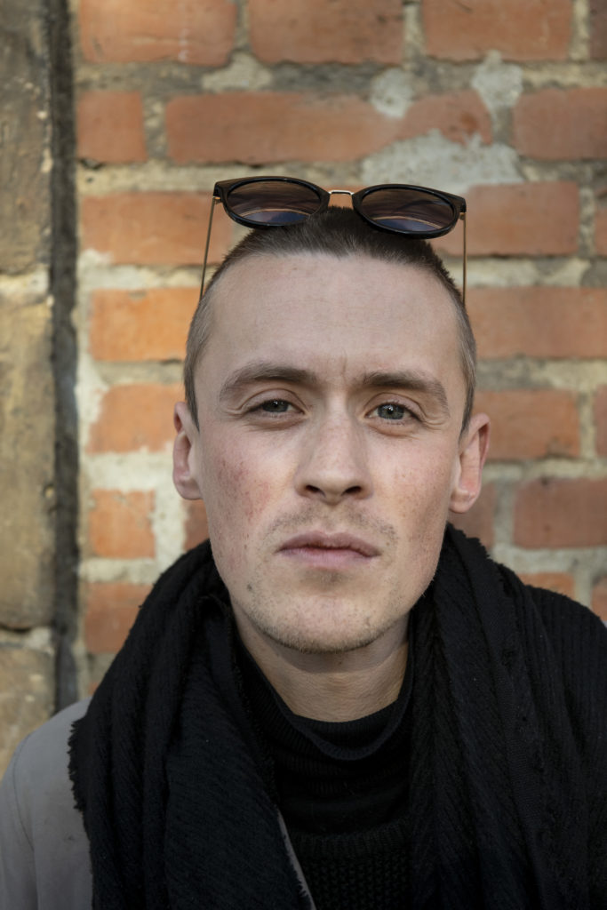 Søren Malthe. Studerer kommunikation på AAU, tegner, maler og har muskelsvind. Foto: © Michael Bo Rasmussen / Baghuset. Dato: 23.10.20