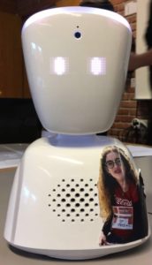 Lauras AV1 robot som står i klasseværelset, og som hun kan logge på hjemmefra. Privatfoto.