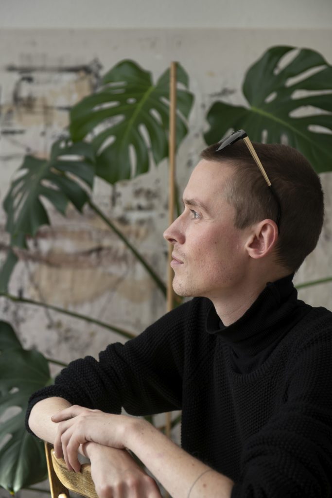 Søren Malthe. Studerer kommunikation på AAU, tegner, maler og har muskelsvind. Foto: © Michael Bo Rasmussen / Baghuset. Dato: 23.10.20