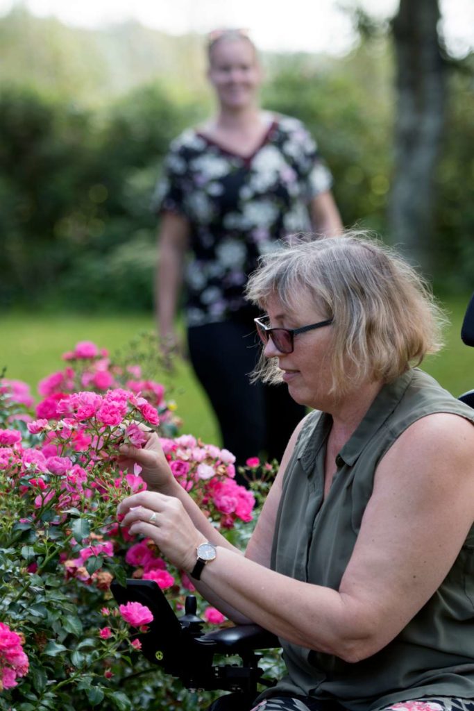 Kvinde kigger på blomster