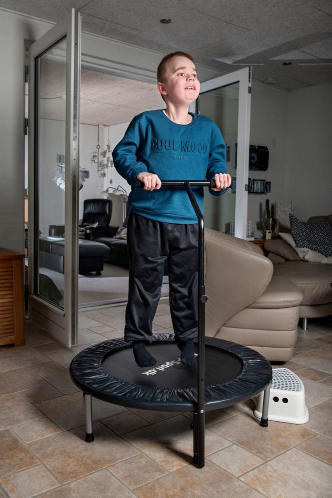 Dreng hopper på en lille trampolin
