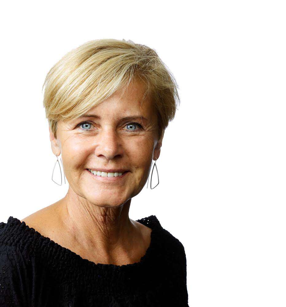 Kvinde smiler til kameraet