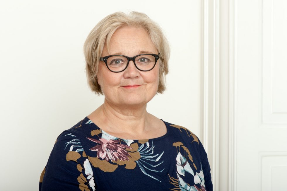 Kvinde med briller kigger i kameraet
