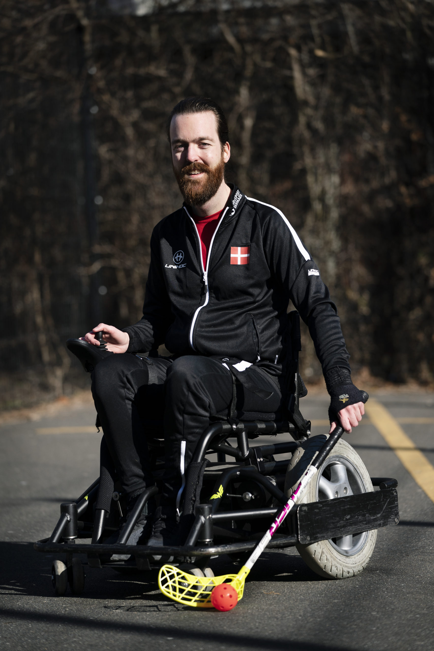 30-årige Anders Berenth er han kåret til verdens bedste inden for sin sport, powerchair floorball. Han har vundet sølvmedalje med landsholdet ved VM i 2018, og har modtaget Kulturministerens Parasportspris. Han er født med muskelsvinddiagnosen Kongenit myopati.
