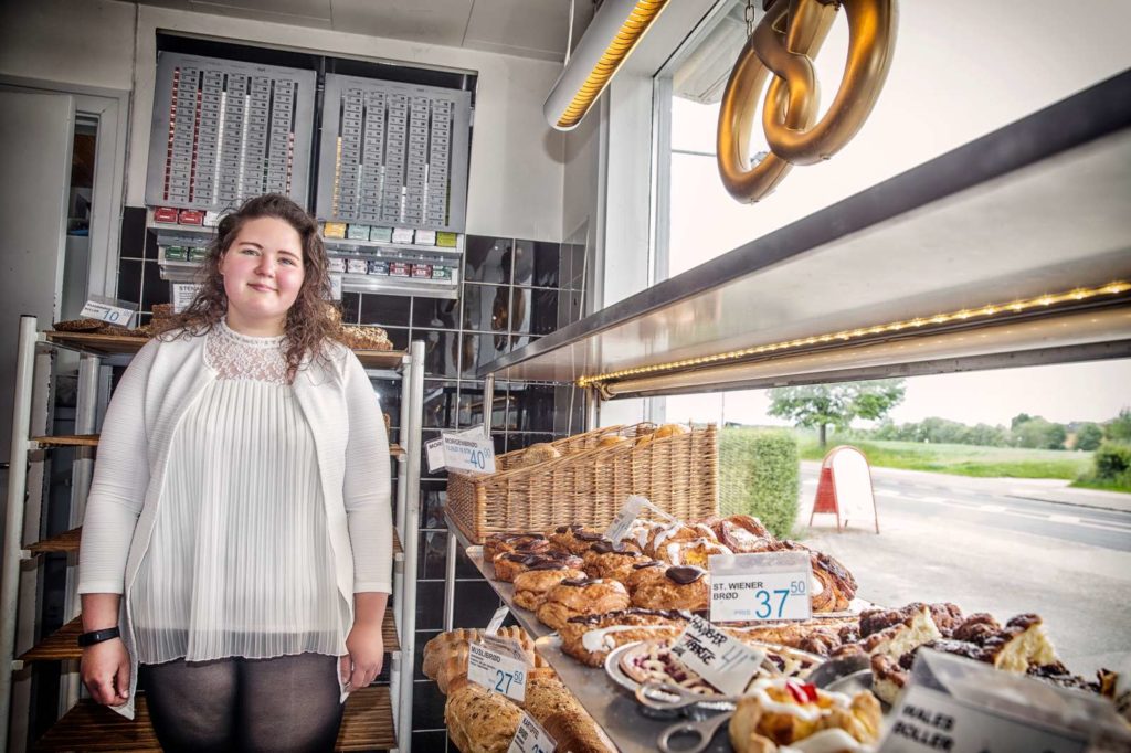 Kvinde står i en butik