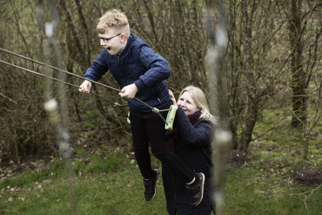 Marcus' mor skubber ham på gyngen