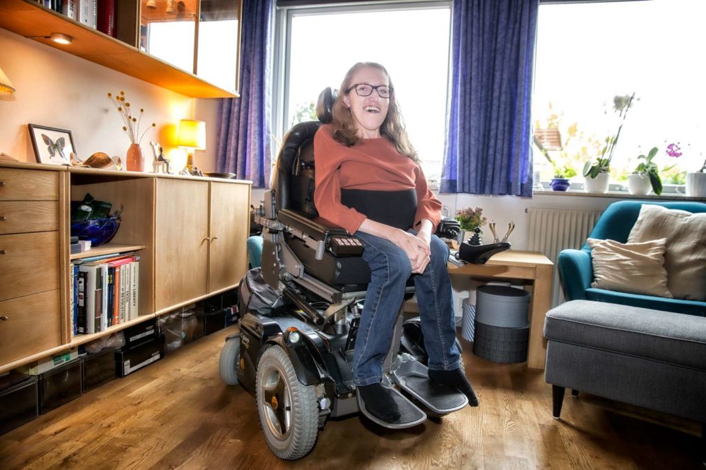 Kvinde sidder i kørestol