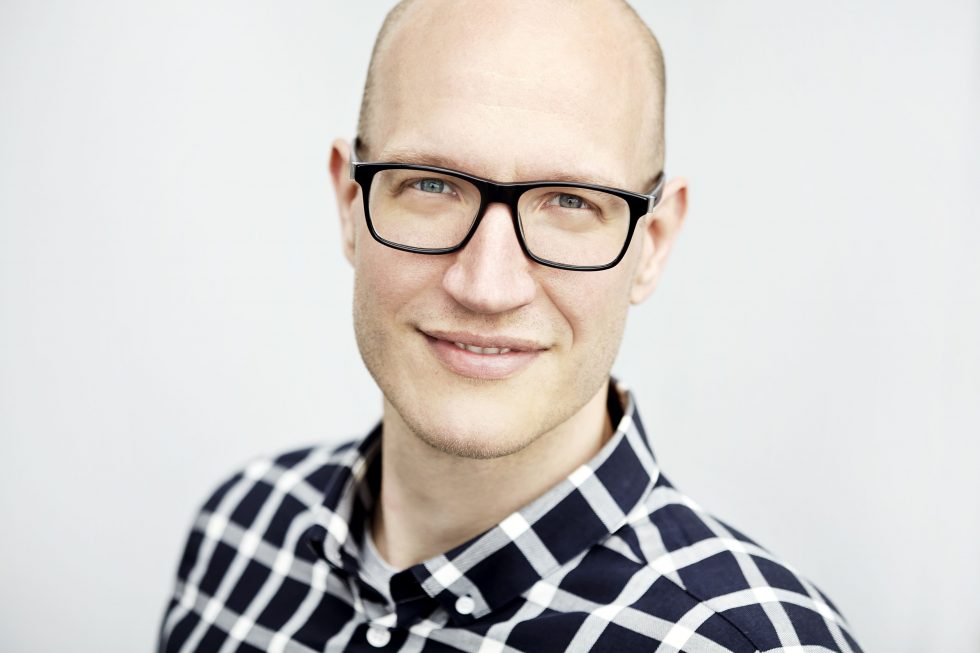 Mand kigger i kameraet