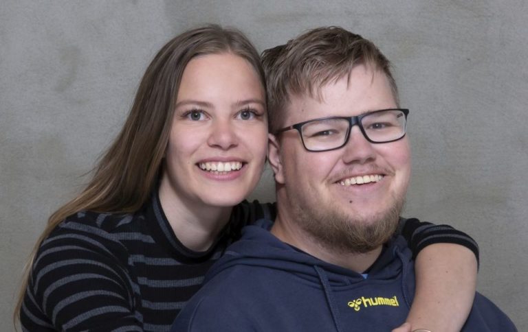 Kvinde krammer en mand.