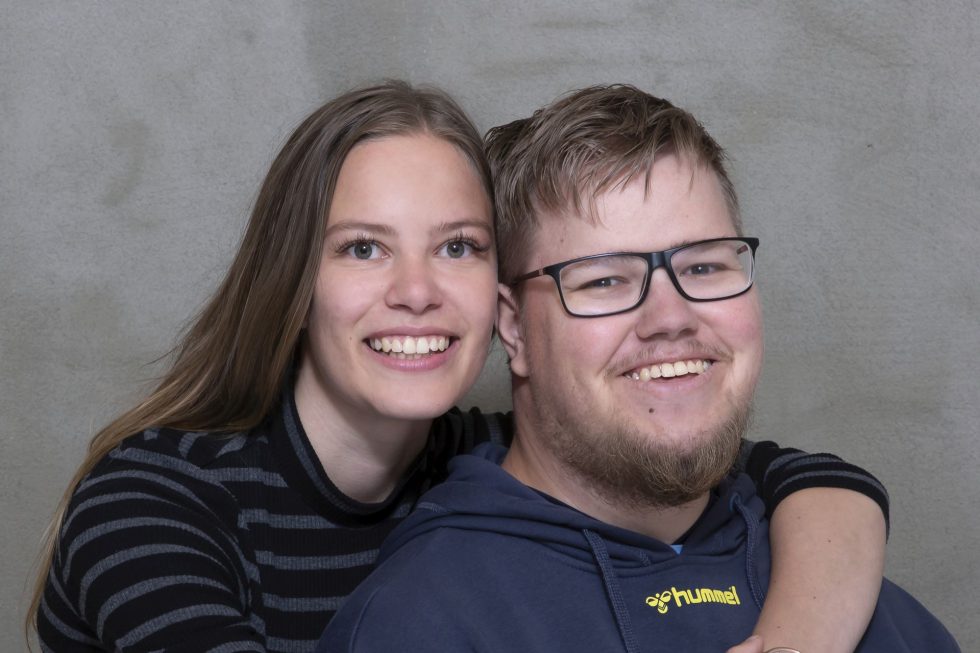 Kvinde krammer en mand.