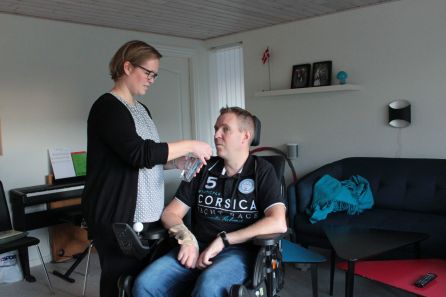 Torben Mikkelsens kone Susanne giver Torben noget at drikke