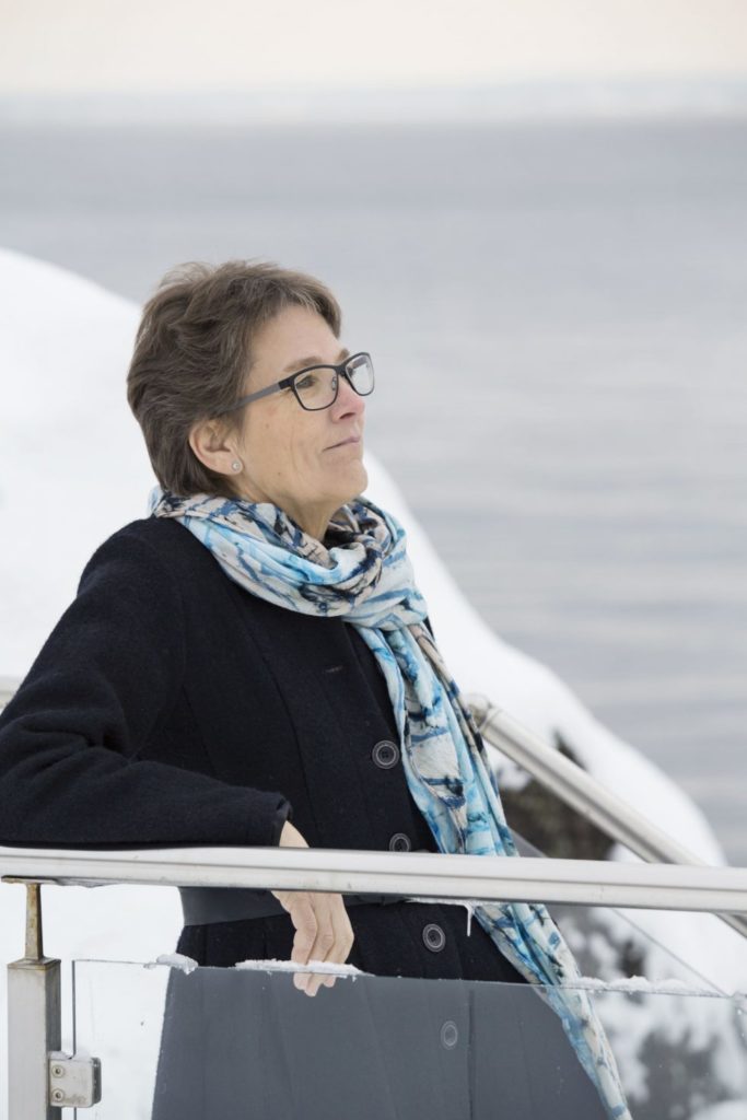 Kvinde sidder og kigger ud.