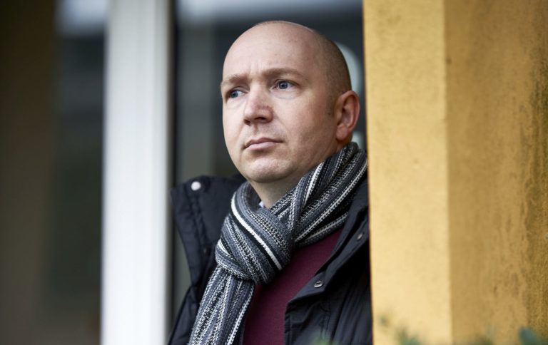 Mand kigger frem for sig.