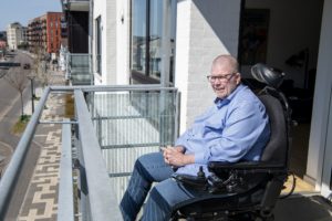 Tomas Ringsted sidder på sin altan