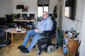 Tomas Ringsted sidder i sin kørestol i stuen
