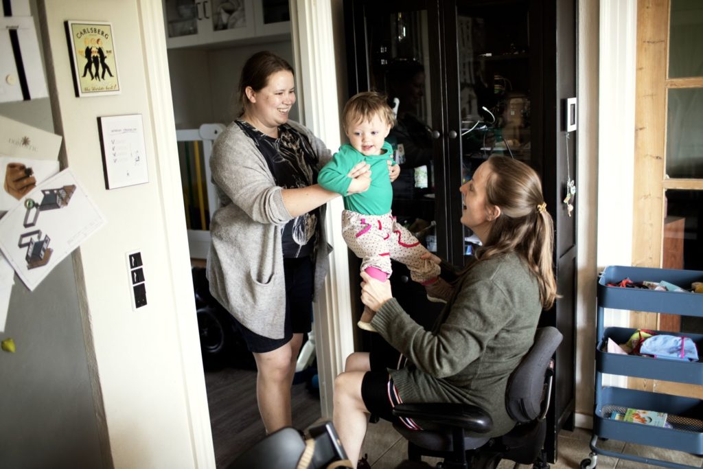 sofie med hjælper Lisa og datter Iben