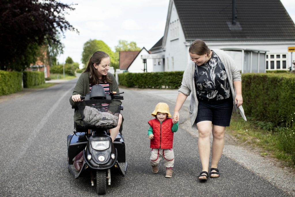 Sofie går tur med Iben og hjælperen Lisa