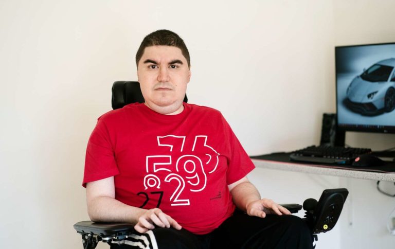 Billedet viser Mohammad i lejligheden foran sin computer