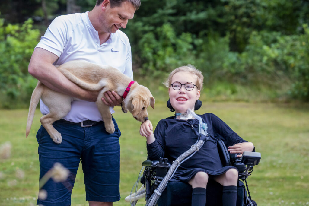 Elisa Dyrmose med sin far Preben og familiens hund 