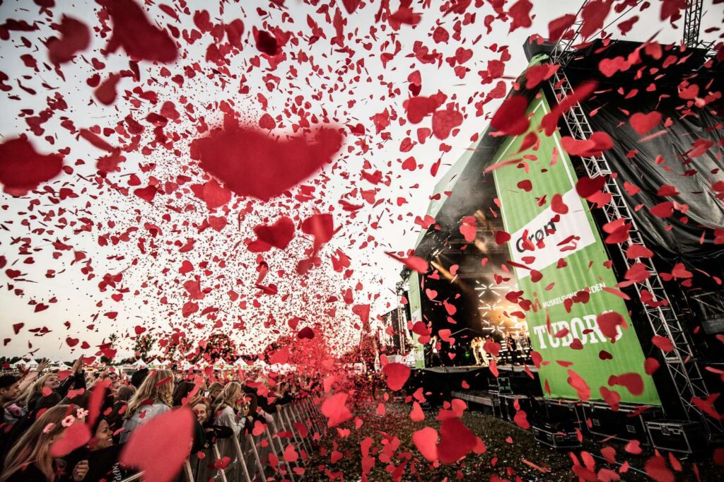 Hjerter flyver i luften foran scenen ved Grøn 2017 - foto: Morten Rygaard