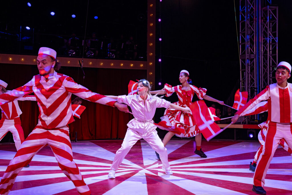 Motor Mille der danser i cirkus summarum.