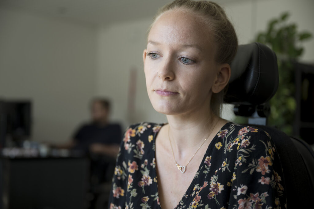 ung kvinde, der ser trist ud