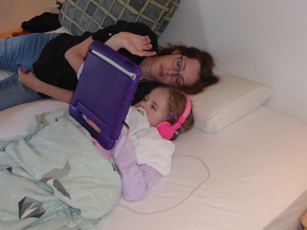 Anette Kousgaard og Amalie i seng med ipad 2