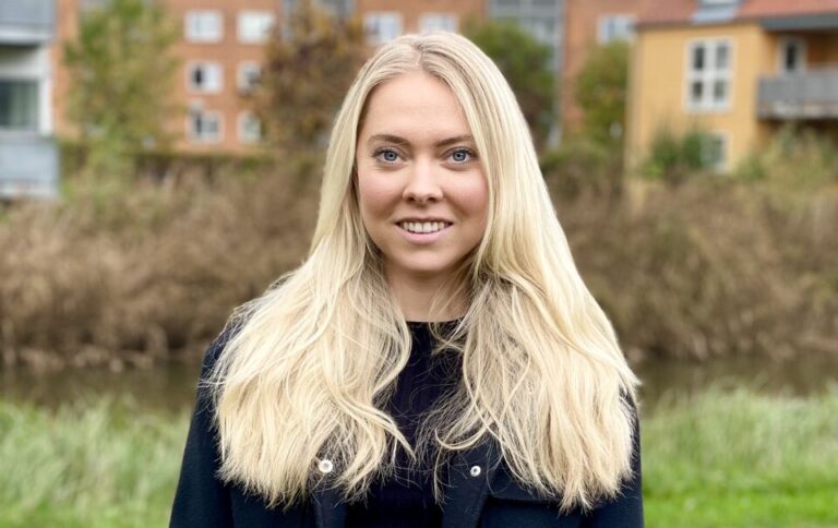 Christina Højlund blond pige foran bolig blokke