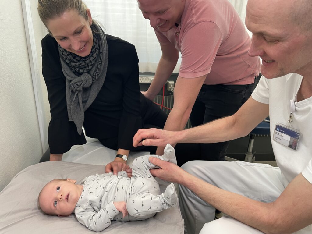 Læge Peter Born med Angelica og Martin Douglas-Wedin med sønnen Rasmus