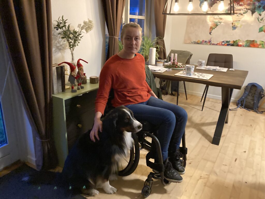Louise Rasmussen med sin hund