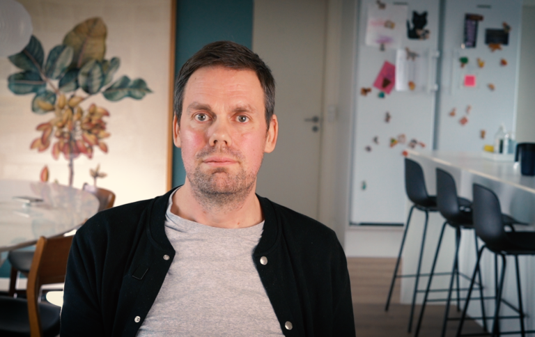 mand sidder med front mod kameraet. Han hedder David og har ALS